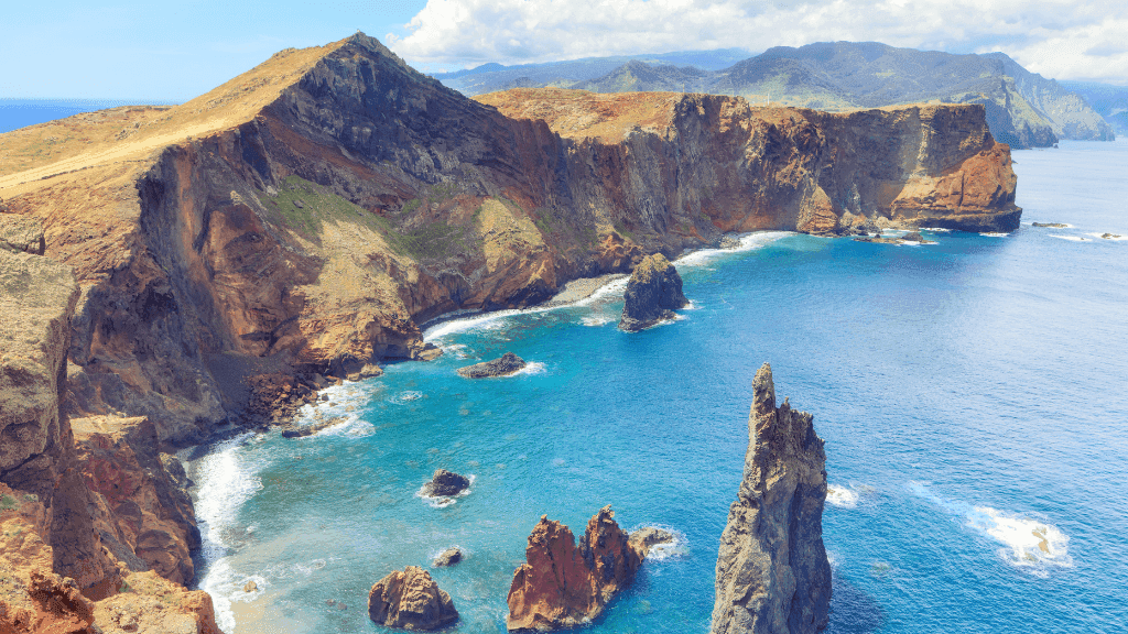 Cliffside view of Madeira’s volcanic coastline and turquoise waters, featured in the 6-days hiking Madeira’s trails itinerary.