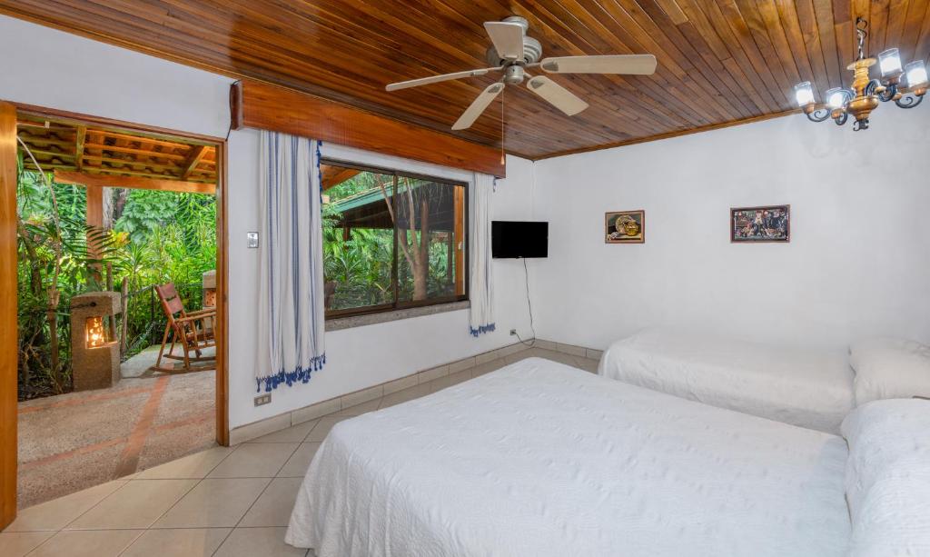 Costa Rica Explorer: Wildlife, Waterfalls & Beaches | 12-Day Group Adventure