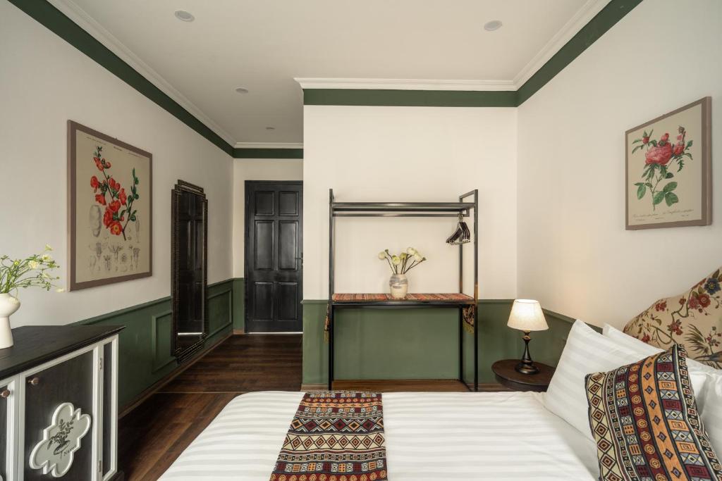 Icons of Vietnam | 12/15 Days of Old Towns, Epic Views & Street Eats