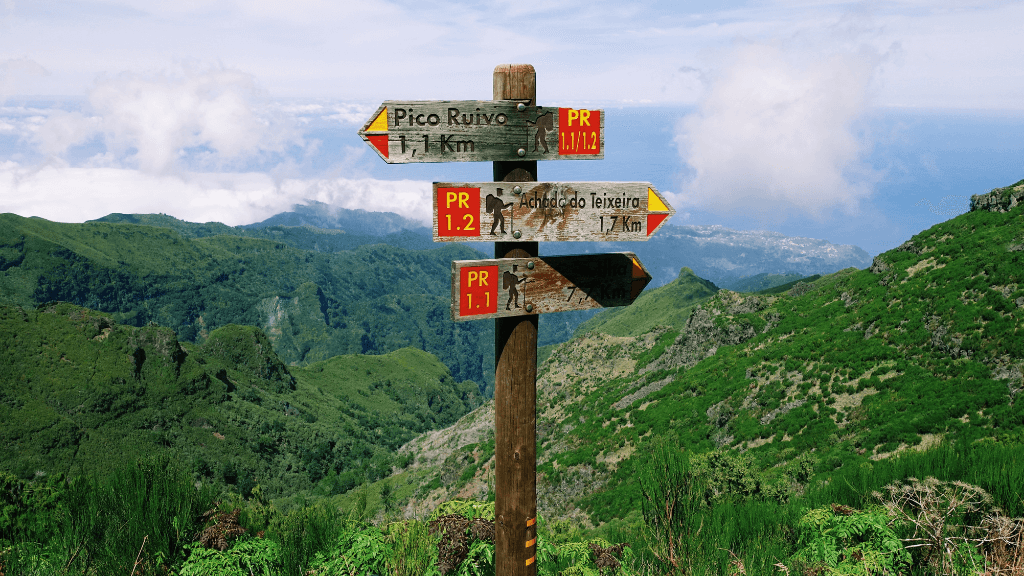Trail signpost pointing to Pico Ruivo and other peaks, guiding trekkers on the 6-days hiking Madeira’s trails adventure.