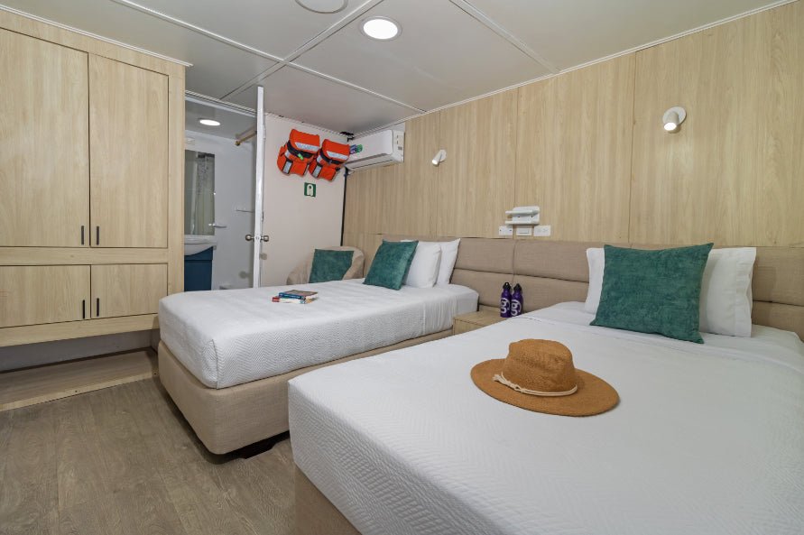 Galápagos Small - Ship Expedition: 7/10/17 - Day Island - Hopping Wonders - Zero Trace Tours