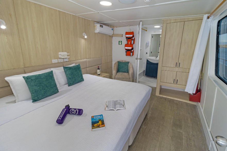 Galápagos Small - Ship Expedition: 7/10/17 - Day Island - Hopping Wonders - Zero Trace Tours